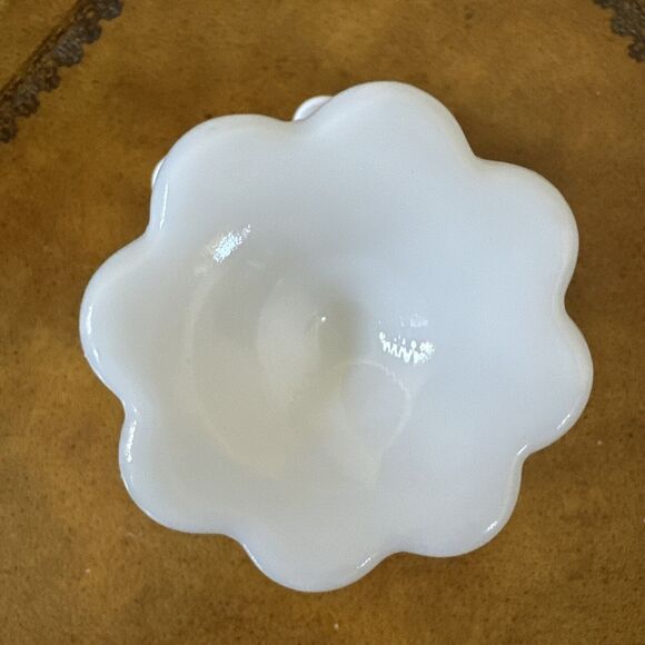 FENTON Art Glass Swung MILK GLASS Embossed ROSES Handkerchief VASE Vintage EX - Picture 5 of 5